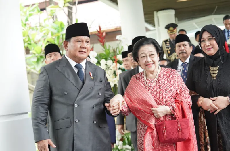 Presiden Prabowo dan Presiden RI Ke 5 Megawati Soekarno Putri saat menghadiri upacara peringatan Hari Lahir Pancasila di halaman Gedung Kementerian Luar Negeri, Jakarta, Senin (1/6)