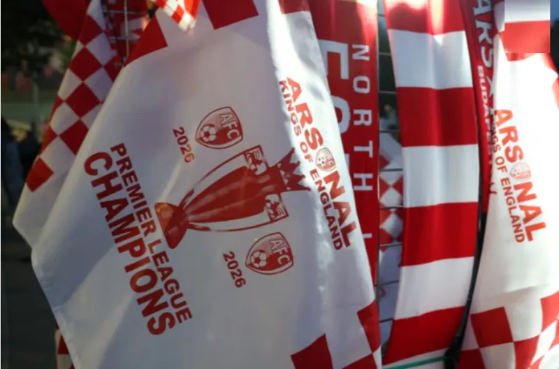 Perayaan penggemar Arsenal - London, Inggris - 19 Mei 2026 Penggemar Arsenal merayakan di luar stadion Emirates saat Arsenal memenangkan Liga Primer