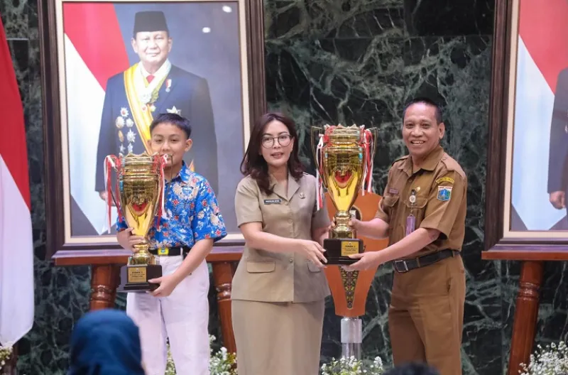 Kepala Dinas Kominfotik DKI Jakarta turut menyerahkan piala kepada para juara