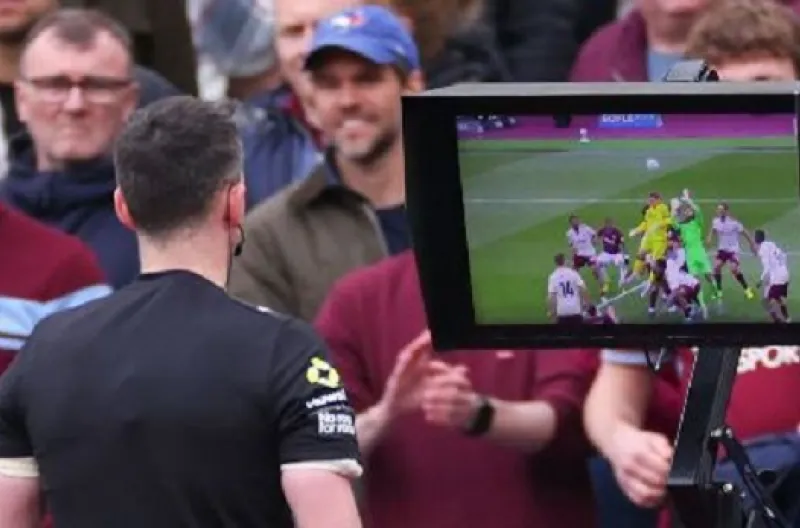 VAR Kembali Jadi Sorotan, Keputusan Kontroversial Warnai Persaingan Gelar Liga Premier VAR Kembali Jadi Sorotan, Keputusan Kontroversial Warnai Persaingan Gelar Liga Premier