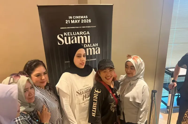 Fairuz A Rafiq ramah melayani ajakan foto bersama penggemar.