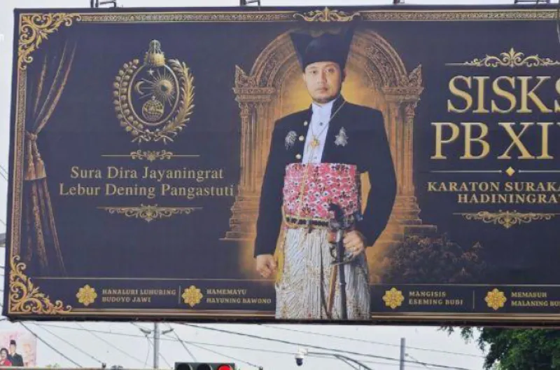 Baliho Pakubuwono XIV Hangabehi di Perempatan Baron, Laweyan, Solo, Jumat (5/6/2026). Puluhan baliho Pakubuwono XIV Hangabehi mulai bermunculan di berbagai daerah, termasuk Kota Solo