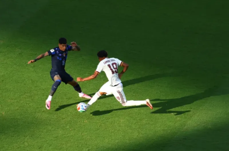 Lamine Yamal dari Spanyol beraksi dengan Mathias Olivera dari Uruguay