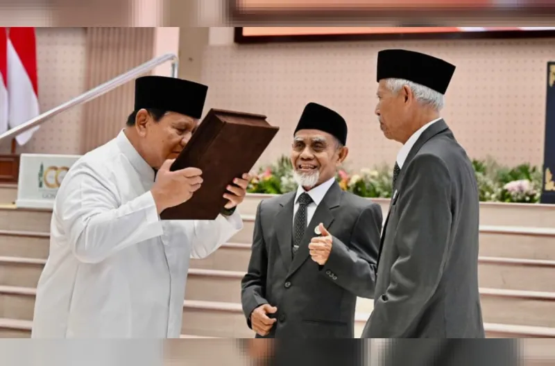 Presiden Prabowo Subianto menerima Mushaf Al-Qur’an Gontor dan buku “Gontor untuk Indonesia” dari Pimpinan Pondok Modern Darussalam Gontor (PMDG) saat menghadiri Resepsi Kesyukuran 100 Tahun PMDG di Kabupaten Ponorogo, Provinsi Jawa Timur, Sabtu, 19 Septe