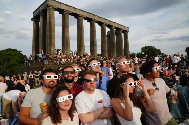 Kerumunan besar berkumpul di Calton Hill, Edinburgh, tetapi harus menghadapi langit yang berawan.