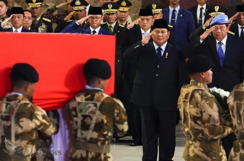 Momen Haru Saat Beri Penghormatan Terakhir Prajurit TNI Gugur.
©PusakoNews.com/red