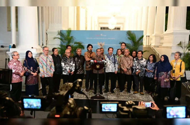 Menteri Pendidikan Tinggi, Sains, dan Teknologi, Brian Yuliarto bersama para akademisi menyampaikan keterangan pers usai mengikuti diskusi bersama Presiden Prabowo Subianto di Istana Merdeka, Jakarta, pada Kamis, 24 September 2026