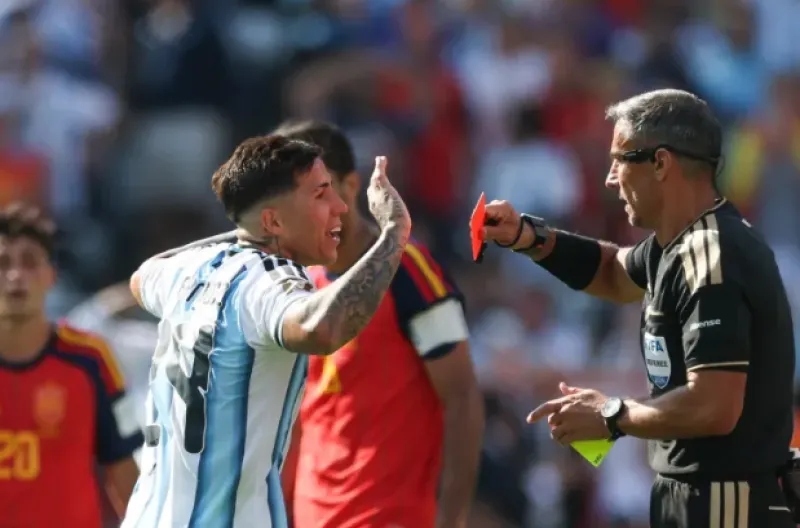 Wasit Slovenia Slavko Vincic menunjukkan kartu merah kepada pemain Argentina Enzo Fernandez