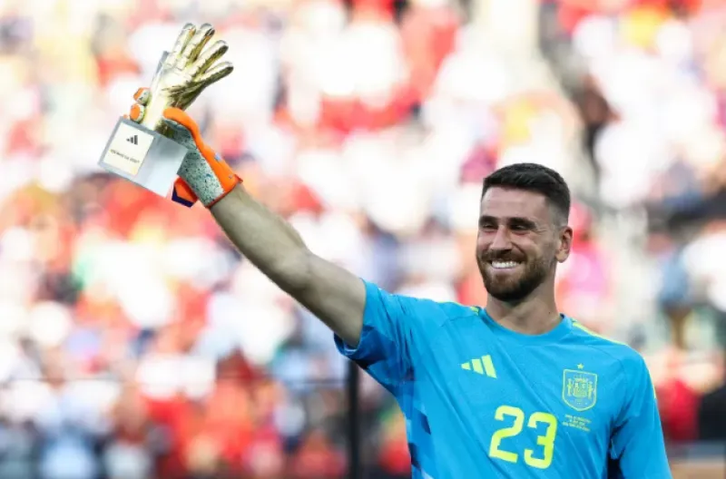 Kiper Spanyol Unai Simon menerima Penghargaan Sarung Tangan Emas