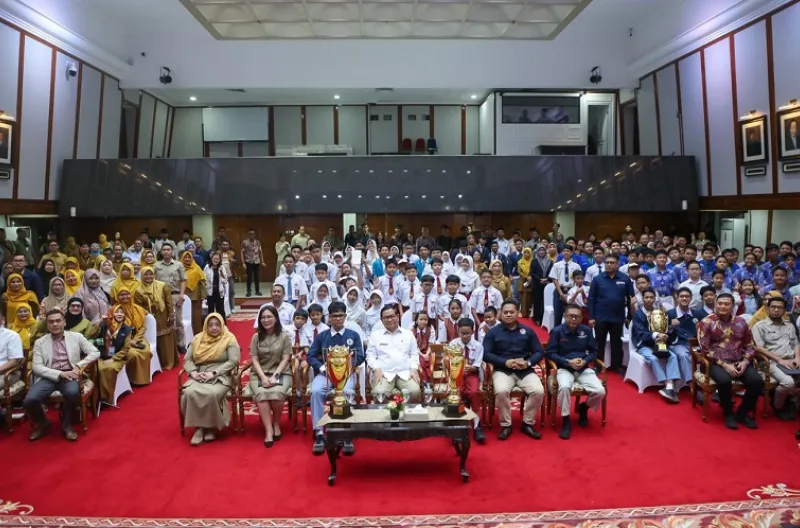 Gubernur Pramono Serahkan Apresiasi Juara Lomba Jakarta Robotic Games 2026