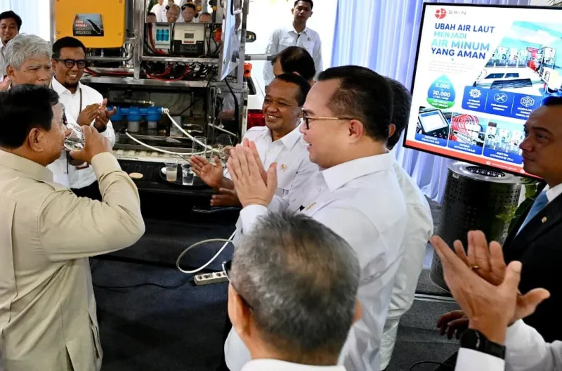 Presiden Prabowo Subianto meninjau sejumlah hasil riset dan inovasi yang dikembangkan Badan Riset dan Inovasi Nasional (BRIN) sebelum menemui sekitar 150 periset BRIN di Istana Kepresidenan Jakarta, pada Kamis, 6 Agustus 2026