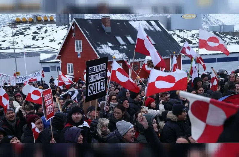 Warga Greenland memprotes ambisi Trump terhadap wilayah tersebut di ibu kota negara itu, Nuuk, awal tahun ini.