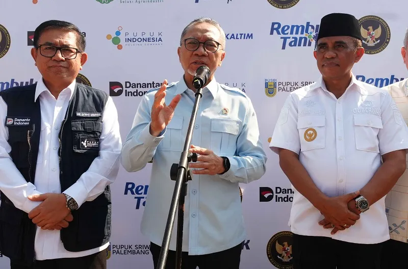 Menteri Koordinator Bidang Pangan, Zulkifli Hasan saat Kunjungan di Kabupaten Sigi pada Minggu, guna meninjau langsung kesiapan penyaluran pupuk.