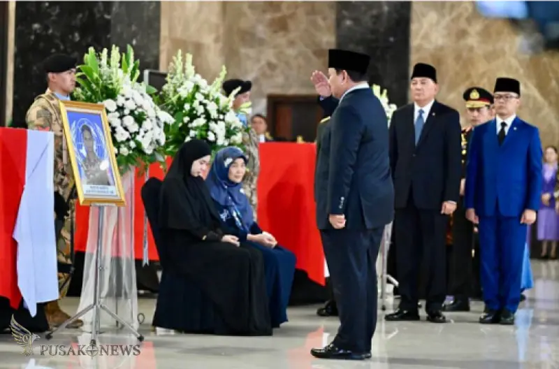 Presiden Prabowo Subianto memberikan penghormatan terakhir kepada tiga personel penjaga perdamaian Indonesia yang gugur saat menjalankan tugas pada United Nations Interim Force in Lebanon (UNIFIL) di tempat persemayaman di Ruang Tengah Terminal VIP, Banda