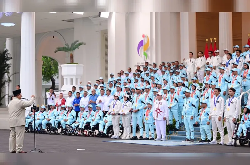 Presiden Prabowo Subianto memberikan bonus dan apresiasi kepada para atlet peraih medali pada Asian Games ke-20 dan Asian Para Games ke-5 Aichi-Nagoya 2026 di halaman Istana Merdeka, Jakarta, pada Kamis, 29 Oktober 2026.
