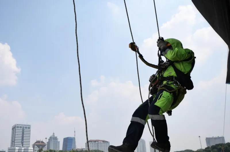 Pembersihan dilakukan secara bertahap dari ketinggian dengan peralatan khusus
