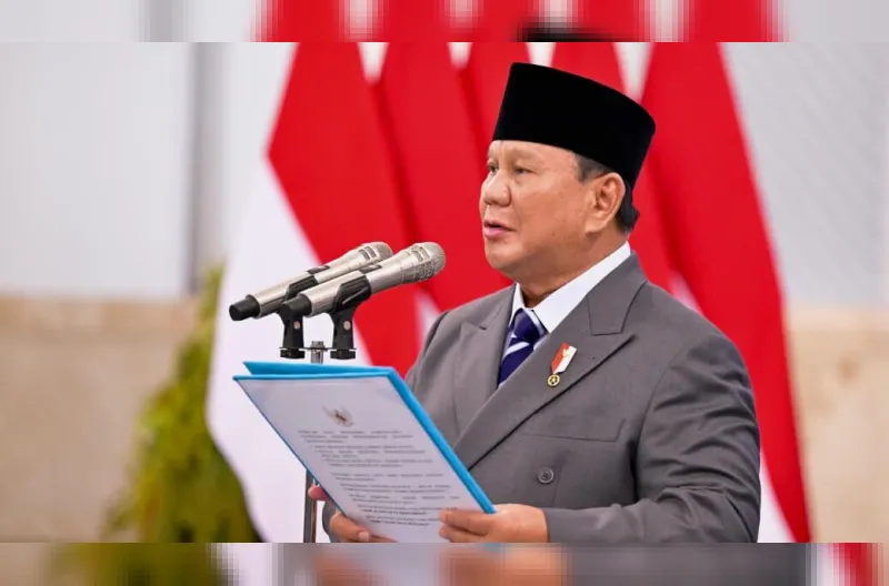 Presiden Prabowo Subianto melantik Letnan Jenderal TNI Kristomei Sianturi sebagai Kepala Badan Nasional Penanggulangan Bencana (BNPB), serta Satyawan Pudyatmoko dan Mayor Jenderal TNI Sriyanto sebagai Kepala dan Wakil Kepala Badan Pengelolaan Gambut dan Mangrove Nasional (BPGMN) di Istana Negara, Jakarta, pada Kamis, 15 Oktober 2026.