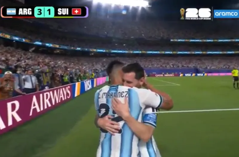 Lautaro Martinez merayakan golnya bersama Lionel Messi