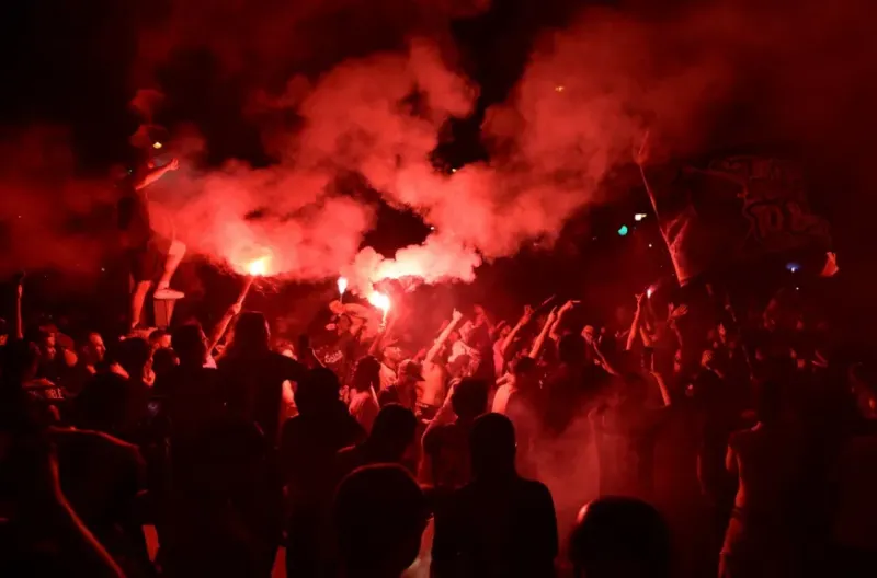 Kembang api dinyalakan di pusat kota Paris setelah PSG mengalahkan Arsenal.
