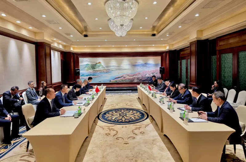 Menteri Koordinator Bidang Perekonomian RI Airlangga Hartarto melakukan pertemuan bilateral dengan Menteri Perdagangan Republik Rakyat Tiongkok Wang Wentao di Shanghai, RRT, Jumat (17/07)