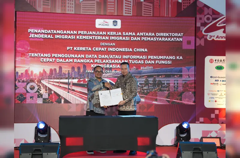 Penandatanganan perjanjian kerja sama oleh Direktur Jenderal Imigrasi Hendarsam Marantoko dan Direktur Utama KCIC Dwiyana Slamet Riyadi, bertepatan dengan perayaan hari jadi KCIC di Marketing Gallery KCIC Halim, Jakarta Timur, Jumat (16/10/2026).