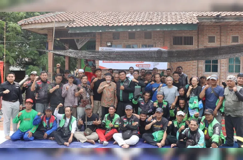 Sejumlah persoalan yang selama ini dirasakan pengemudi ojek online (ojol) disampaikan secara langsung kepada Anggota DPD RI asal Provinsi Banten, Abdi Sumaithi, dalam kegiatan penyerapan aspirasi bersama Forum Ojek Online Bersatu (FORBETA) Kabupaten Tangerang di Kecamatan Panongan, Kamis (15/10/2026)
