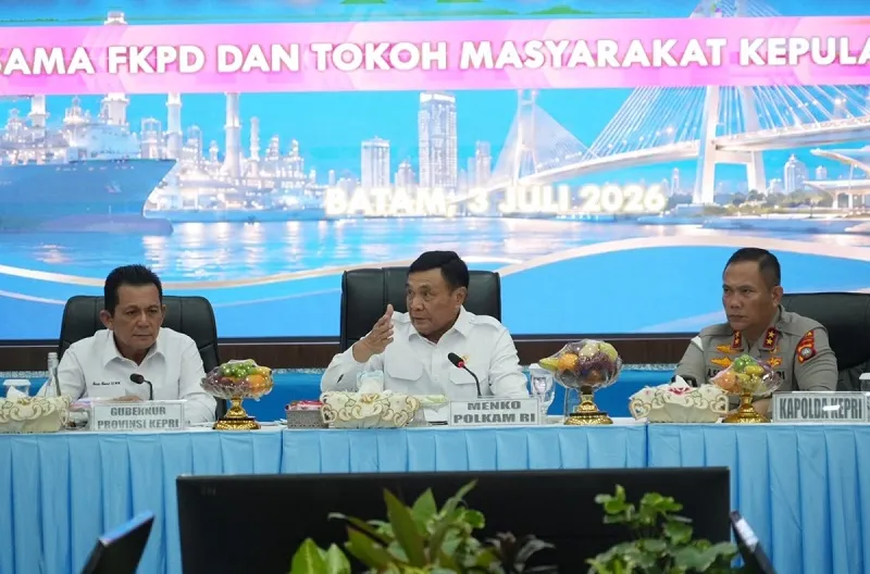 Menko Polkam Jenderal TNI (Purn.) Djamari Chaniago dalam kegiatan “Silaturahmi bersama Forum Koordinasi Pimpinan Daerah (Forkopimda) dan Tokoh Masyarakat Kepulauan Riau” yang diselenggarakan di Markas Kepolisian Daerah Kepulauan Riau, Kota Batam, Jumat (0