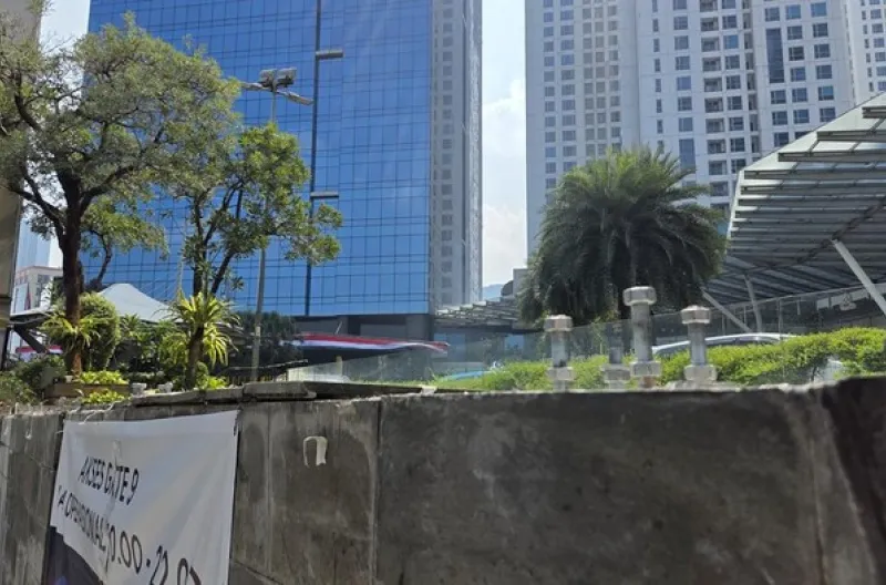 Usai Disorot Publik, Pagar Tinggi Mal Kokas Dibongkar Usai Disorot Publik, Pagar Tinggi Mal Kokas Dibongkar