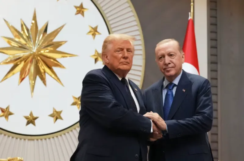 Presiden Donald Trump berjabat tangan dengan Presiden Turki Recep Tayyip Erdogan saat tiba untuk KTT NATO di Ankara, Turki, pada hari Selasa.