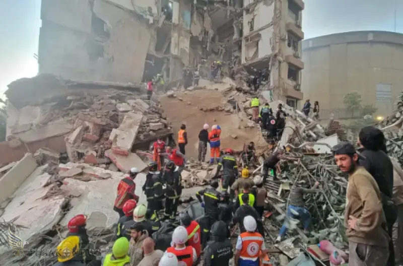 Petugas tanggap darurat dan warga berkumpul di lokasi serangan udara Israel di lingkungan Tallet al-Khayyat, Beirut, pada 8 April 2026.
©PusakoNews.com/red