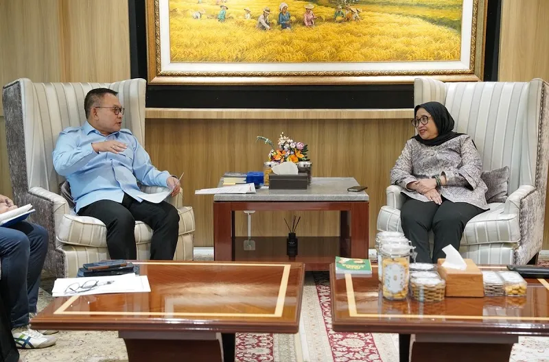 Kepala Staf Kepresidenan, Jenderal TNI (Purn.) Dudung Abdurachman, menerima audiensi Kepala Badan Gizi Nasional (BGN) Nanik S. Deyang beserta kedua Wakil Kepala BGN, Agustina Arumsari dan Mayjen TNI Trenggono, di Gedung Bina Graha, Kompleks Istana Kepresi