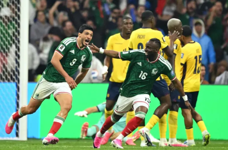 Penyerang Meksiko, nomor 9 Raul Jimenez, dan nomor 16 Julian Quinones mencetak gol untuk membawa tuan rumah bersama lolos ke babak 16 besar