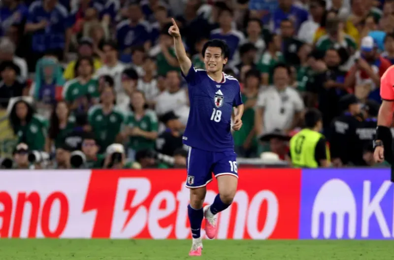 Penyerang Ayase Ueda mencetak dua gol - satu di setiap babak - saat Jepang menghancurkan Tunisia 4-0