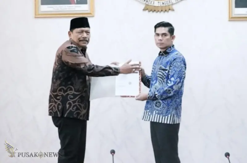 Wakil Bupati Rejang Lebong Hendri Praja resmi menerima SK sebagai Plt Bupati dari Wakil Gubernur Bengkulu Mian untuk memastikan pemerintahan tetap berjalan
©PusakoNews.com/red