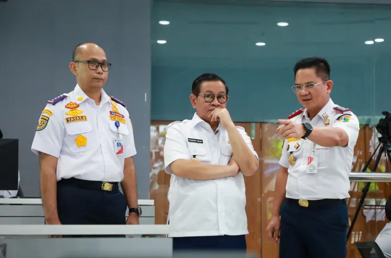 Gubernur DKI Jakarta, Pramono Anung mengunjungi fasilitas Command Center Dinas Perhubungan DKI Jakarta