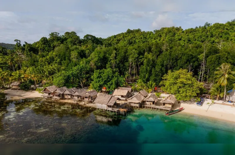 Foto udara homestay di Kampung Manyaifun, Distrik Waigeo Barat, Kabupaten Raja Ampat, Papua Barat Daya