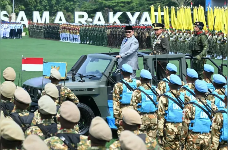Presiden Prabowo Subianto memimpin Upacara Peringatan Hari Ulang Tahun (HUT) ke-81 Tentara Nasional Indonesia (TNI) yang digelar di Lapangan Prima, Markas Besar TNI, Cilangkap, Jakarta, pada Senin, 5 Oktober 2026.