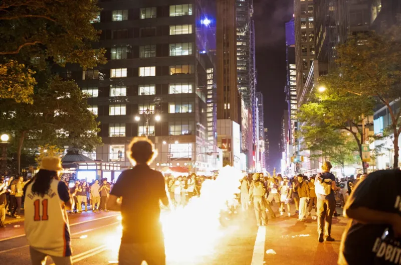 Para penggemar merayakan kemenangan Knicks di Bryant Park, New York.