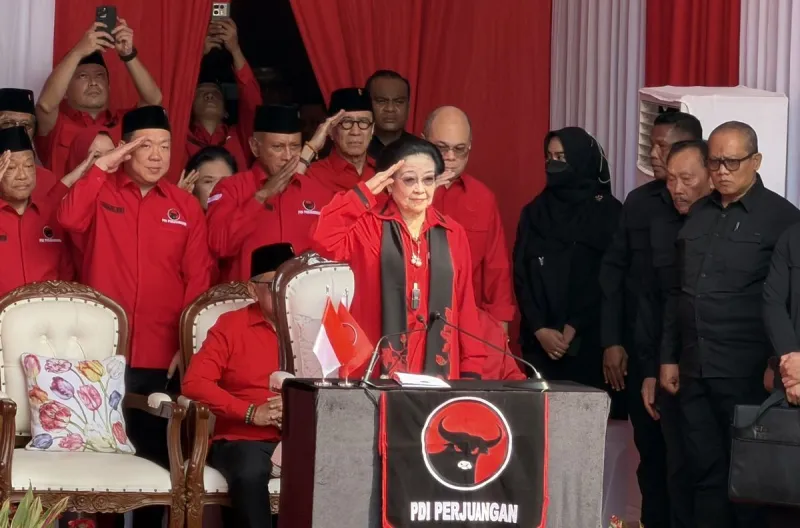 Presiden ke-5 RI sekaligus Ketua Umum PDI Perjuangan (PDIP) Megawati Soekarnoputri memimpin upacara kemerdekaan yang digelar di Sekolah Partai PDIP, Lenteng Agung, Jakarta Selatan. (17/08/2026)