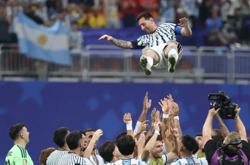 Penyerang Argentina bernomor punggung 10, Lionel Messi, diangkat oleh rekan-rekan setimnya saat mereka merayakan kemenangan setelah memenangkan pertandingan babak 16 besar Piala Dunia 2026 antara Argentina dan Mesir di Stadion Atlanta, Atlanta, pada 7 Jul