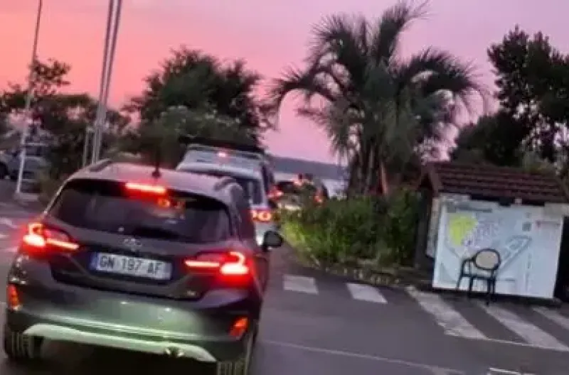 Keluarga itu mengatakan bahwa itu bukanlah matahari terbenam, melainkan nyala api yang membuat langit berwarna merah muda dan oranye.