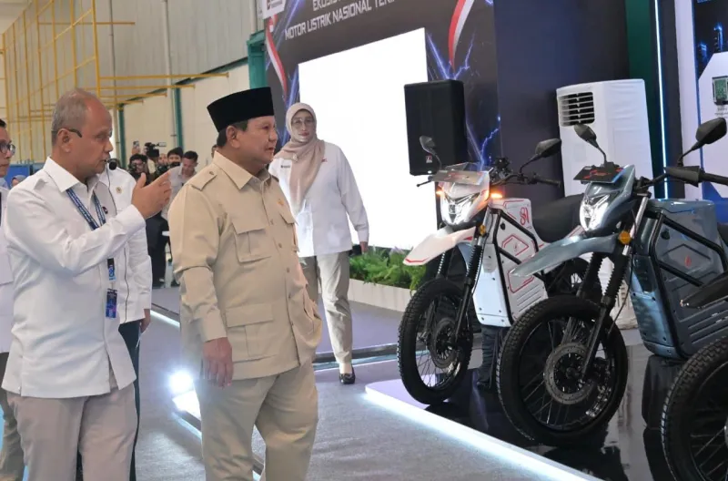 Presiden Prabowo Subianto meninjau proses produksi motor listrik di Fasilitas Produksi ALVA, Cikarang, Kabupaten Bekasi, Provinsi Jawa Barat, pada Kamis, 13 Agustus 2026.