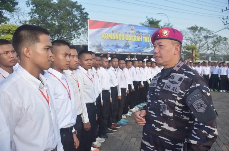 Wakil Komandan (Wadan) Kodaeral V Brigjen TNI (Mar) Suwandi, S.A.P., M.M., mewakili Komandan Kodaeral V Laksda TNI Ali Triswanto, S.E., M.Si., memimpin upacara pemberangkatan Calon Tamtama Prajurit Karier (PK) TNI Angkatan Laut Gelombang II Tahun Anggaran