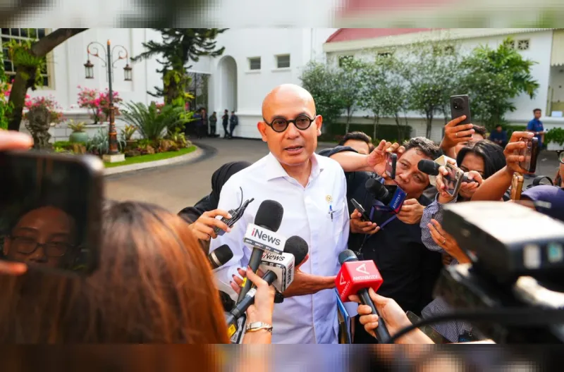 Menteri Luar Negeri Arrmanatha Nasir menyampaikan keterangan kepada awak media usai diterima Presiden Prabowo di Istana Merdeka, Jakarta, pada Selasa, 20 Oktober 2026.