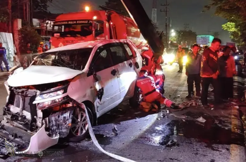 Diduga Ngantuk! Avanza Hantam Truk Tangki hingga Terbalik