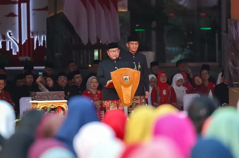 Gubernur DKI Jakarta, Pramono Anung memberikan amanat saat memimpin upacara HUT ke-81