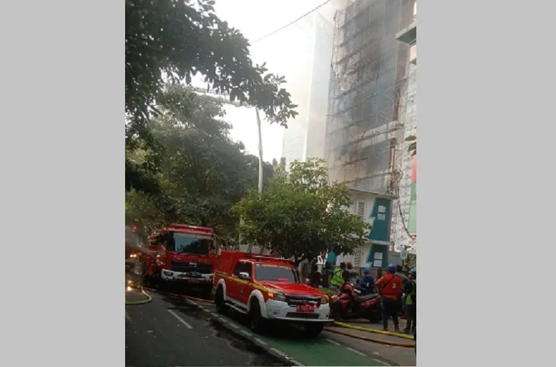 Kebakaran Gedung di Kawasan Cikini, Belasan Unit Damkar Dikerahkan, Arus Lalu Lintas Dialihkan