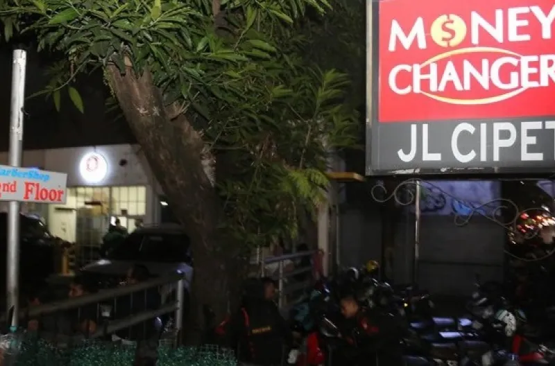 Polda Metro Jaya menggeledah sebuah money changer di kawasan Cipete, Jakarta Selatan, Rabu (8/7/2026)