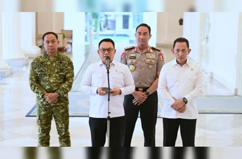 Menteri Koordinator Bidang Politik dan Keamanan (Menko Polkam), Dudung Abdurachman, menyampaikan penekanan Presiden terkait pentingnya percepatan langkah penanganan karhutla usai apat terbatas di Istana Merdeka, Jakarta, pada Senin, 19 Oktober 2026.