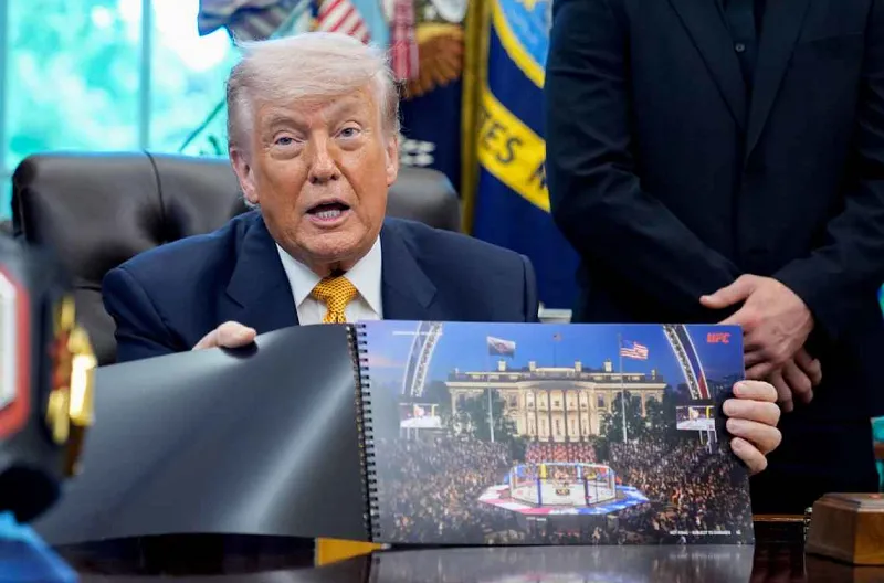 Trump memperlihatkan rancangan arena yang sedang dibangun UFC untuk acara mereka pada 14 Juni di Gedung Putih.